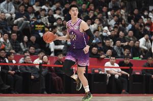 玩法-打得不错！朱松玮半场6中3&amp;三分2中1拿7分&amp;抢下7个篮板